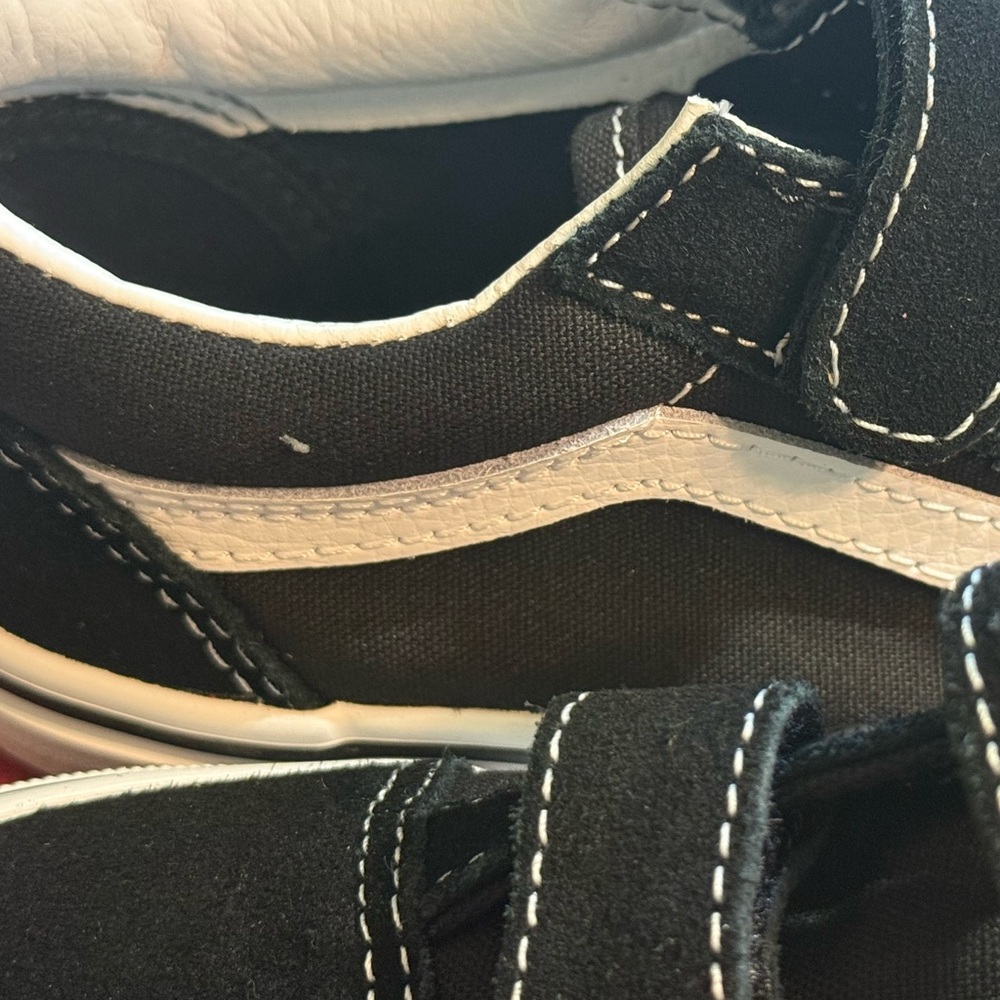 New Little Kids Old Skool V Shoe. Black & White. Size 2. - Picture 15 of 15